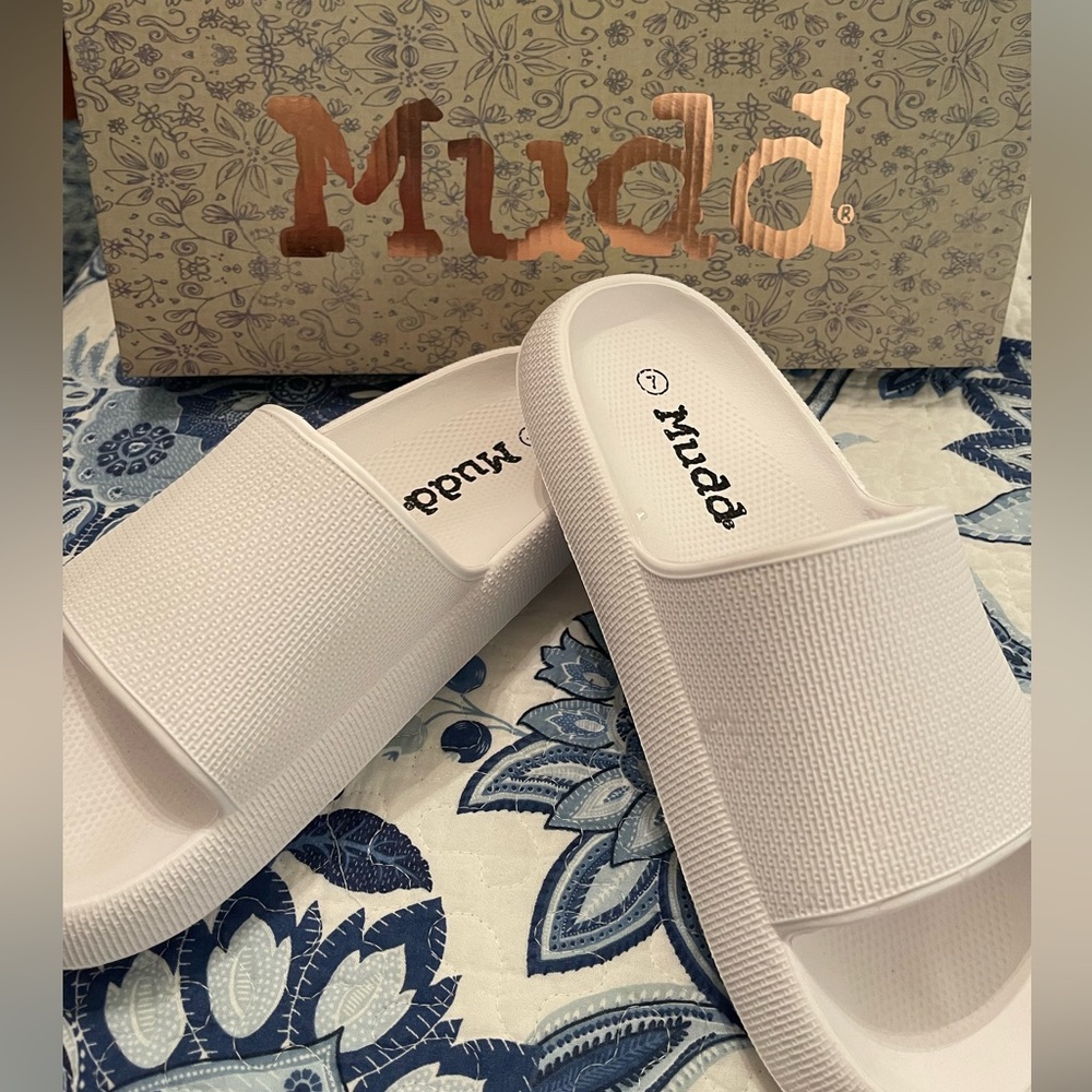 MUDD Aloha Marshmallow Slides. These are so comfy! Like a ☁️ cloud!
